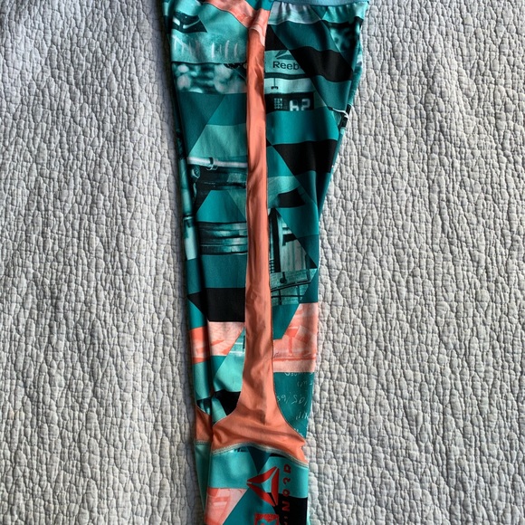Reebok leggings. 🧜🏻‍♀️ - Picture 6 of 7